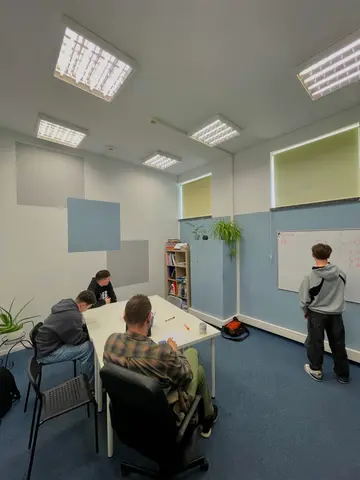 Korepetycje grupowe dla licealistów we Wrześni - uczeń rozwiązuje zadanie przy tablicy